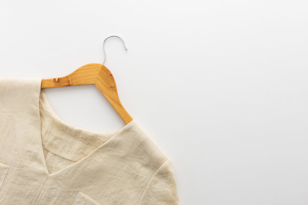 木制衣架与亚麻衣服隔离图片下载