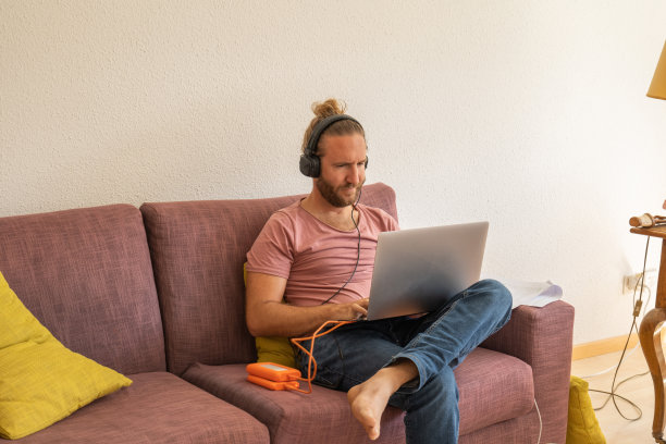 在家工作的人图片下载