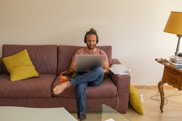 在家工作的人图片下载