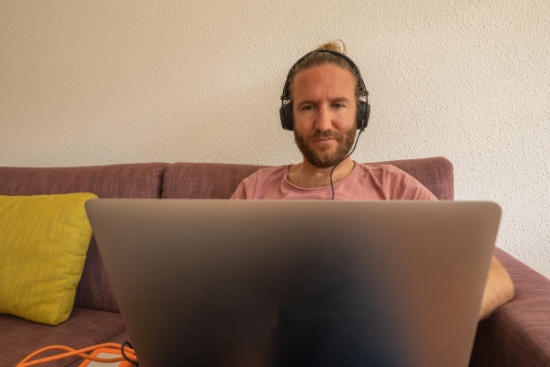 在家工作的人图片下载