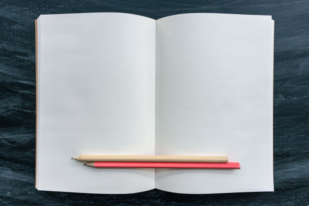 黑板背景上的空白笔记本图片下载