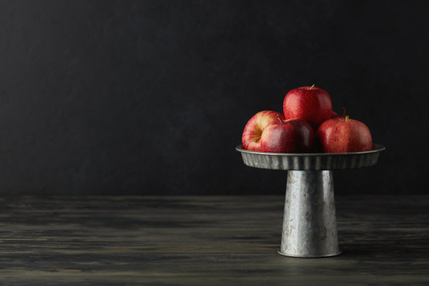 静物背景与苹果在银架图片下载