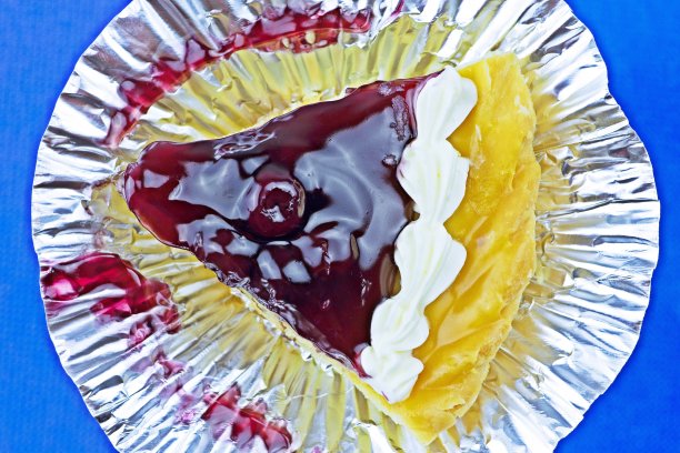 蓝莓芝士派，背景为蓝色。图片下载