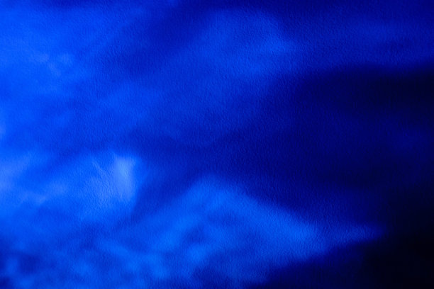 蓝色的抽象背景。水反射的概念图片下载