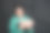 黑发短发的女孩戴着眼镜，带着书，背景是黑色的图片下载