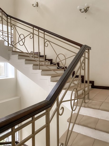 翻新后的旧楼梯图片下载