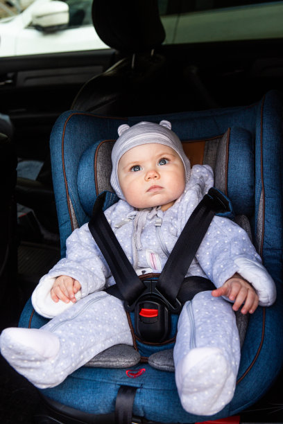 婴儿在汽车座椅上图片下载