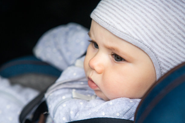 婴儿在汽车座椅上图片下载