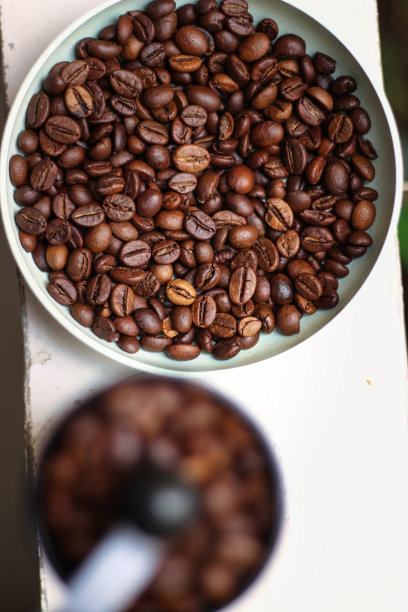 烘烤咖啡豆和咖啡研磨机图片下载