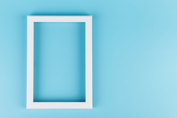 长方形的空白的白色相框上的蓝色背景。模型图片下载