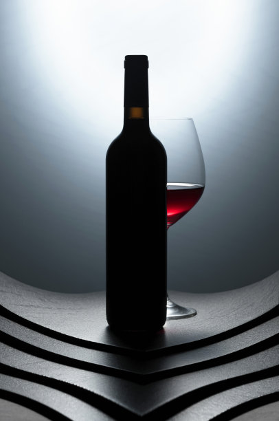 一瓶和一杯红酒。图片下载