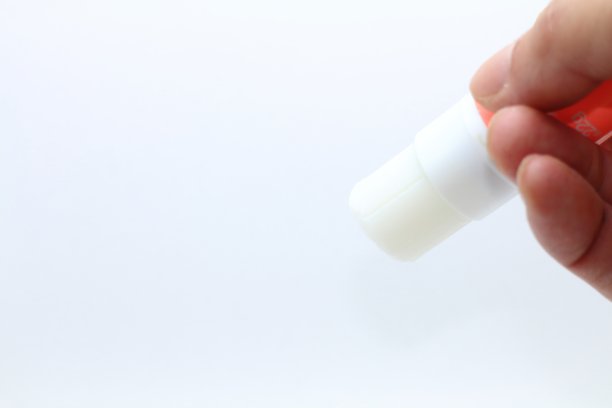 图像材料的胶水握在手中图片下载