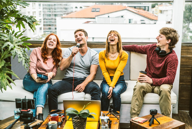 千禧一代创意流媒体组在社交媒体平台上录制视频直播-年轻人在网上分享病毒视频的乐趣-新一代趋势概念图片下载