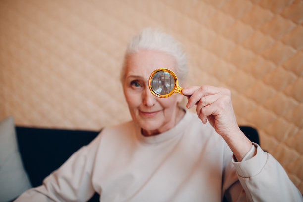 手里拿着放大镜的老妇人图片下载