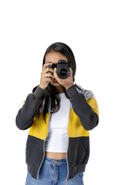 年轻的女性摄影师与她的相机在手拍一张照片与白色的背景。概念工作，视觉传达。图片下载