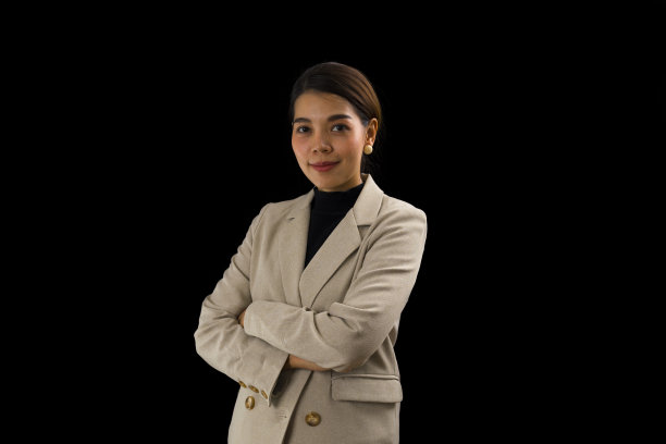 亚洲女商人站在黑色背景下拿着比特币。图片下载