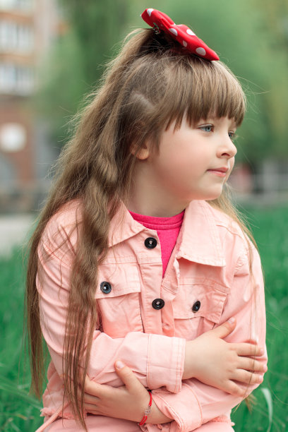 一个长头发小女孩的侧面肖像图片下载