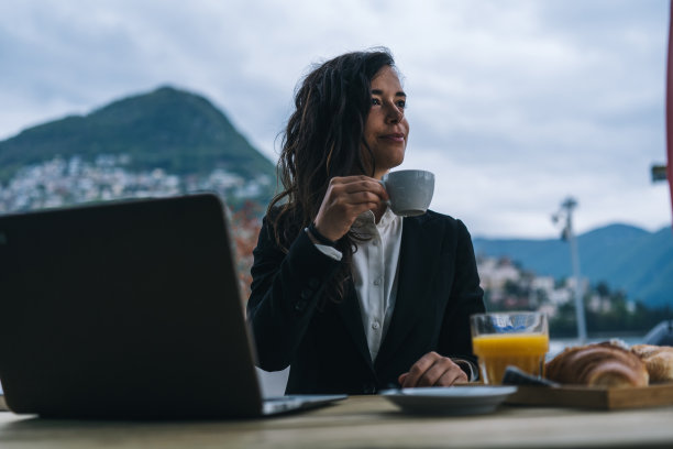 一名年轻的商业女性在户外咖啡馆远程工作图片下载