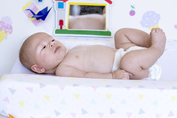 小女孩等着妈妈给她穿衣服图片下载