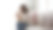 不快乐的女性雇员拉丁妈妈认为坐在沙发沙发在家里客厅需要帮助支持恐慌冠状病毒金融债务危机在人寿保险感到痛苦痛苦沉思后悔失去不安。图片下载