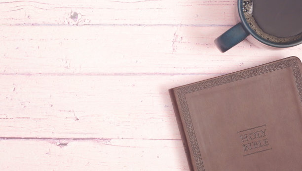 个人圣经学习和一杯热咖啡在粉红色的桌子上图片下载