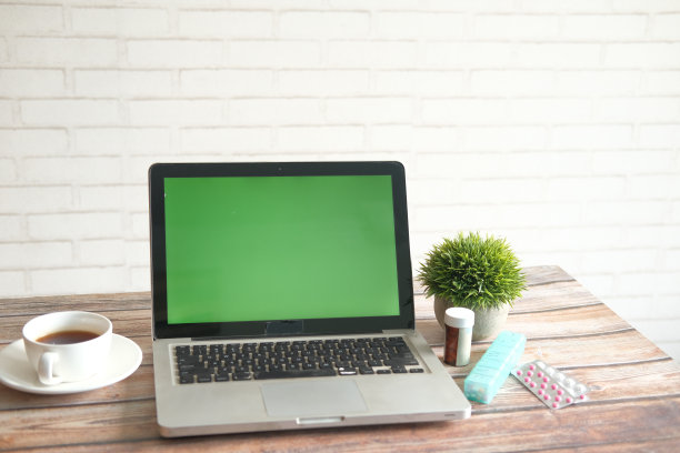 黑屏笔记本电脑桌上放着药片图片下载