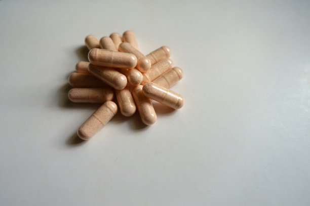 一把粉红色的益生菌膳食补充剂胶囊图片下载