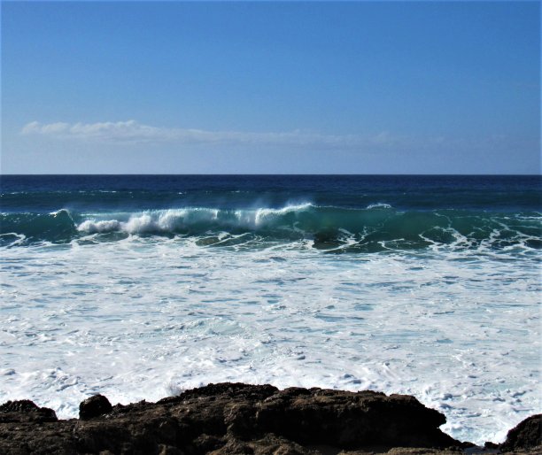 海浪拍打着瓦胡岛的西岸图片下载