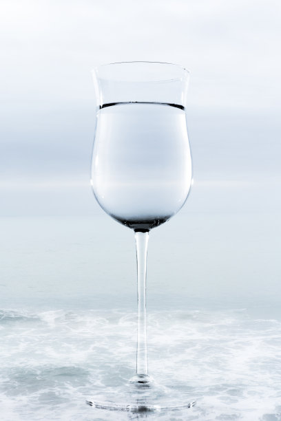 特写玻璃与水站在蓝色的海洋图片下载