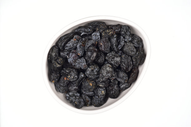 干黑莓在碗孤立的白色背景图片下载