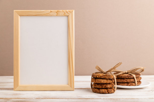 木框架与燕麦饼干米色粉彩背景。侧视图，复制空间，静物，模型，模板，弹簧极简主义概念。图片下载