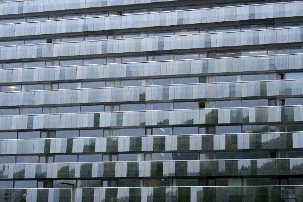 特里姆利市医院的一个春雨天。图片下载