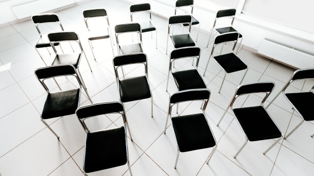 前视图。空旷明亮的会议室。带拷贝空间的照片图片下载