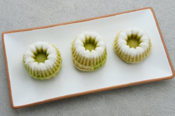 Kue Putu Ayu是一种传统的印尼小吃，用米粉、苏吉叶、香兰叶、磨碎的椰子蒸成，甜甜的，美味的。图片下载