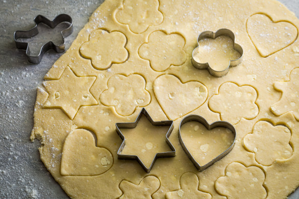 从新鲜生面团上切下来的牛奶饼干。自制黄油饼干。图片下载