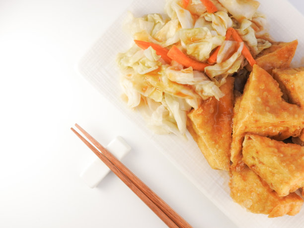 从高角度观看炸臭豆腐配泡菜、酱汁。筷子侧面孤立在白色背景上。图片下载