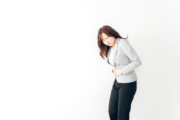 患有腹痛和月经痛的年轻女子图片下载