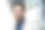在城市户外看向镜头的年轻男商人图片下载
