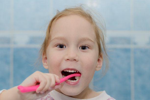 一个长得像欧洲人的女孩正在刷牙图片下载