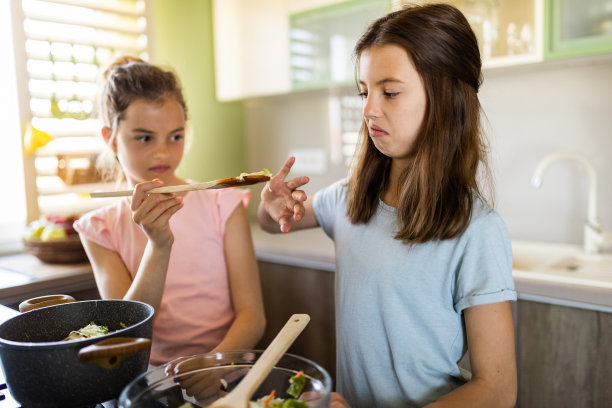 女孩拒绝吃蔬菜图片下载