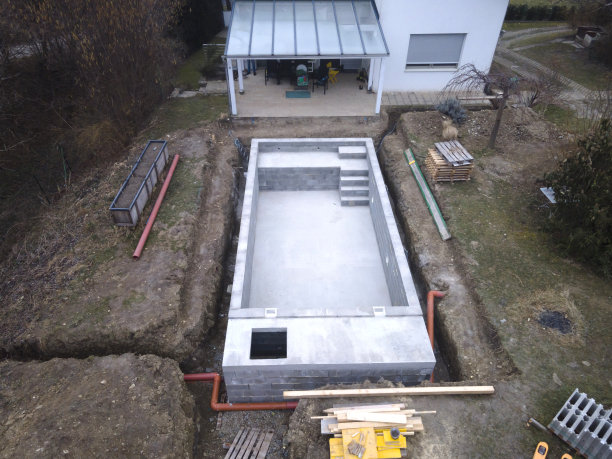 花园里游泳池建筑工地的无人机照片图片下载