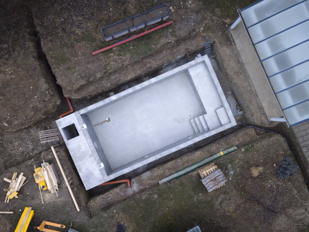 花园里游泳池建筑工地的无人机照片图片下载