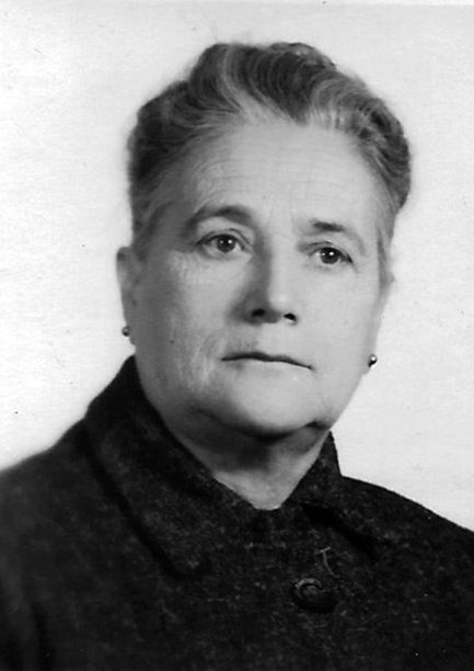 这张照片摄于60年代，摄于一位沉思的老年妇女的头部图片下载