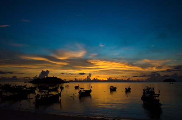 泰国沙顿塔鲁涛国家公园的阿丹-拉维群岛的海上日出长尾船。图片下载