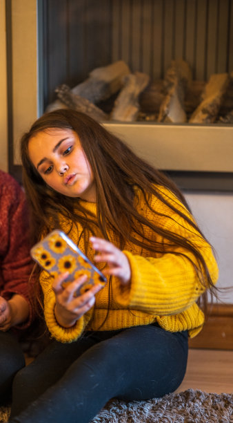 女孩沉迷于手机图片下载