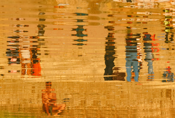 瓦拉纳西恒河的抽象水反射图片下载