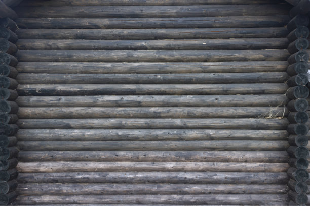 旧木屋的墙是用日晒雨淋的深色木头砌成的。图片下载