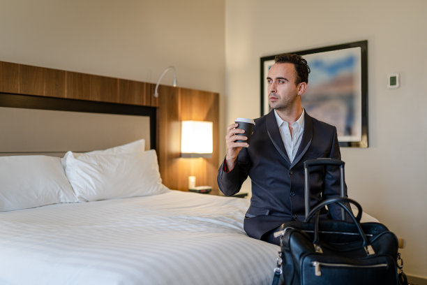 商人在酒店房间喝咖啡图片下载