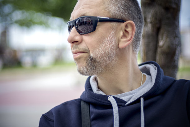 戴着太阳镜的成熟男人的肖像图片下载