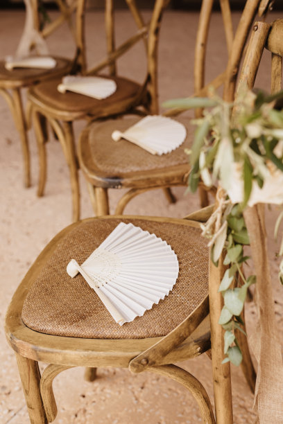 美丽的婚礼椅子与鲜花的安排和白色西班牙手扇子图片下载